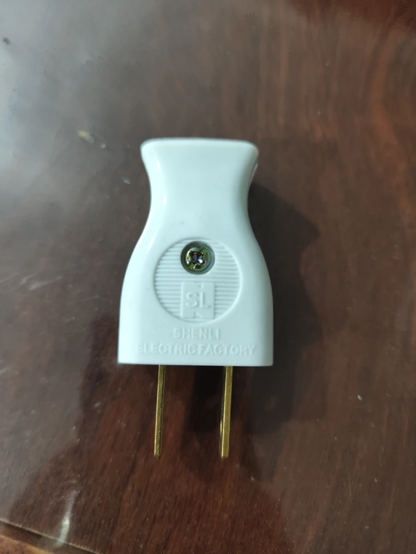 家用插头一个，品相一般，介意勿拍，随机发货