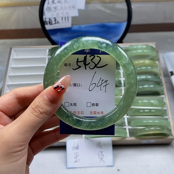 蛇纹石玉手镯未镶嵌