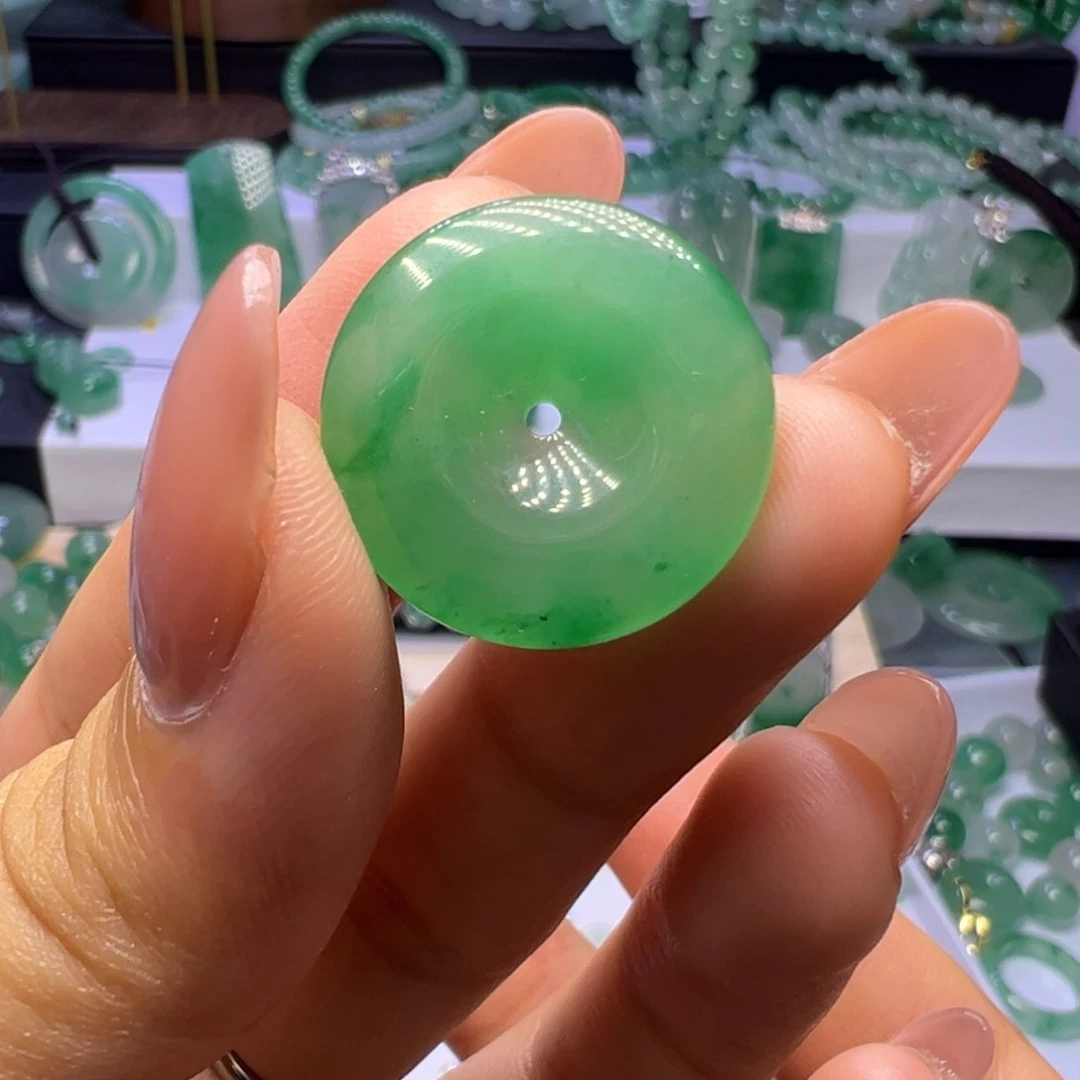 颈饰未镶嵌石英质玉（非洲翠）