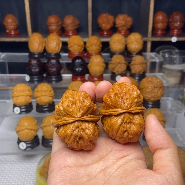 文玩核桃吊坠磐石鬼脸15