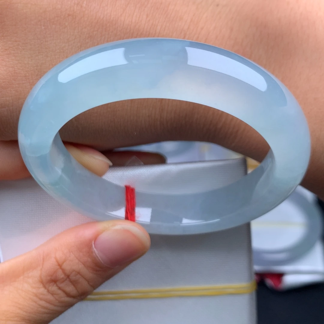 翡翠手镯未镶嵌冰蓝炸光