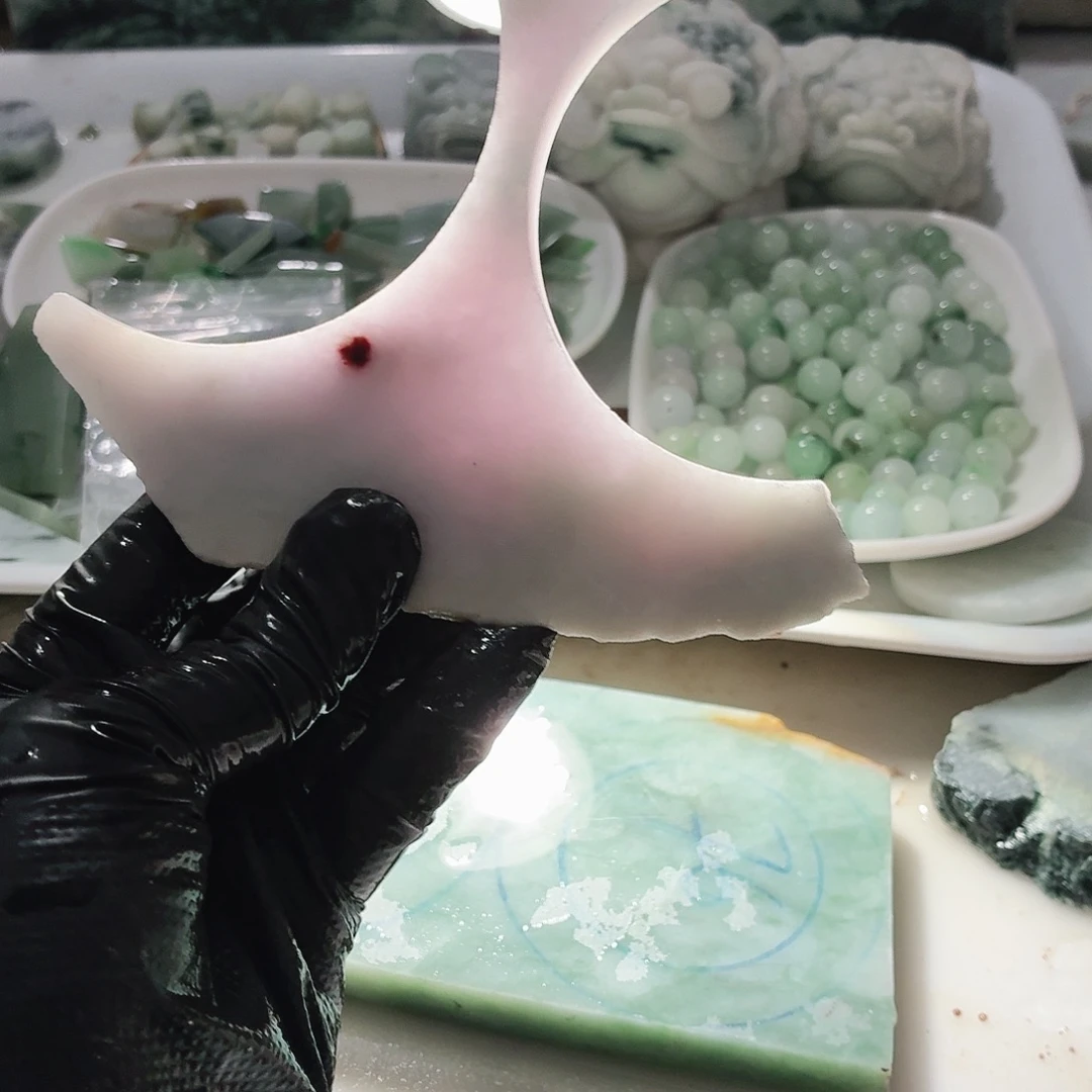 翡翠未镶嵌颈饰边角料