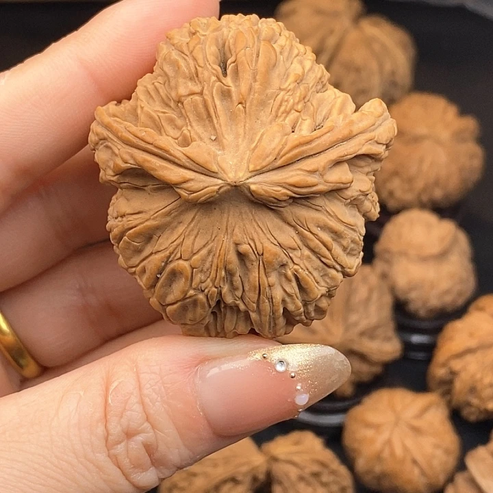 文玩核桃吊坠夏**人有裂有黄瑕疵不退不换