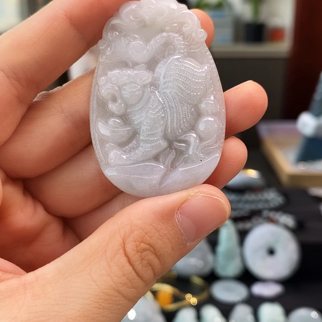 翡翠未镶嵌颈饰虎