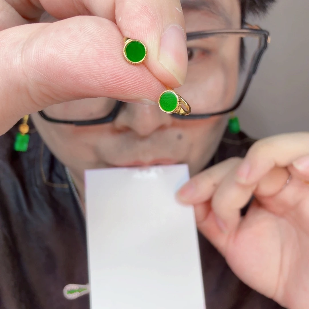 翡翠未镶嵌颈饰一对