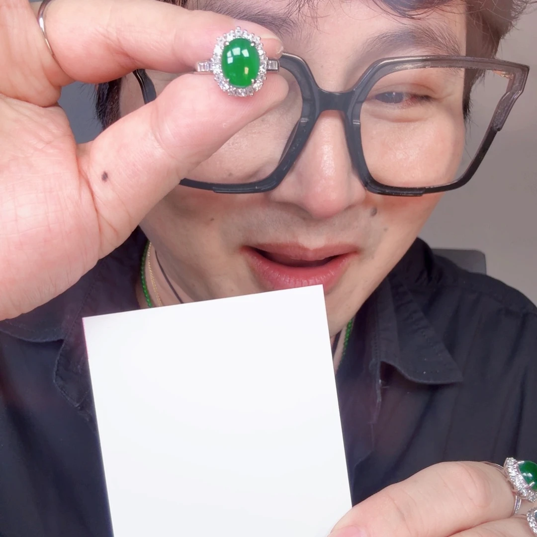 翡翠未镶嵌颈饰一件