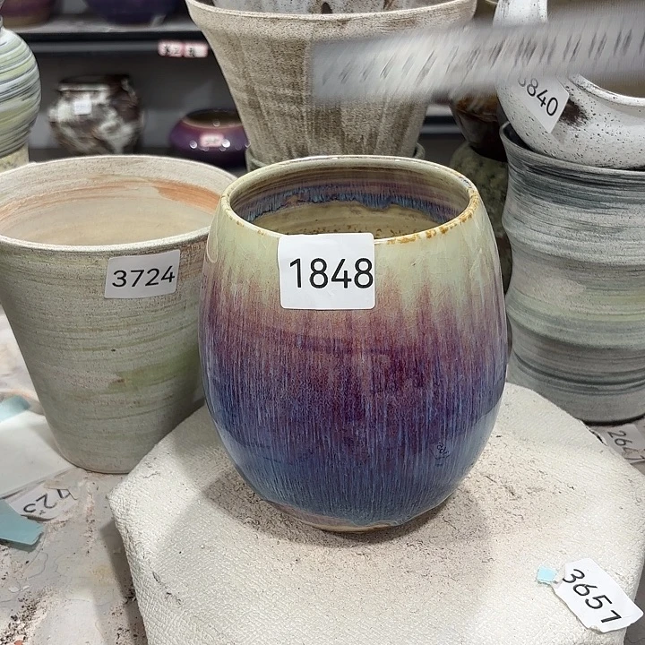 摆件高17，口10.5，有孔1848