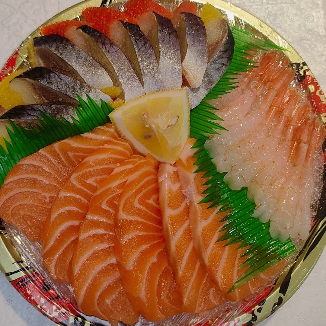 三文鱼100/克  甜虾10/只 希鲮鱼1/条 都是现切 不做预制