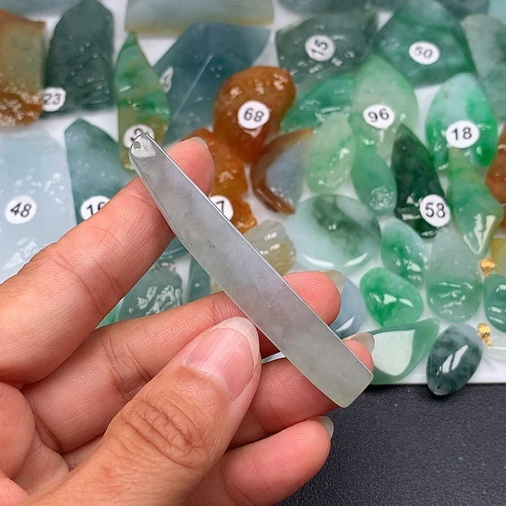 翡翠未镶嵌颈饰随型