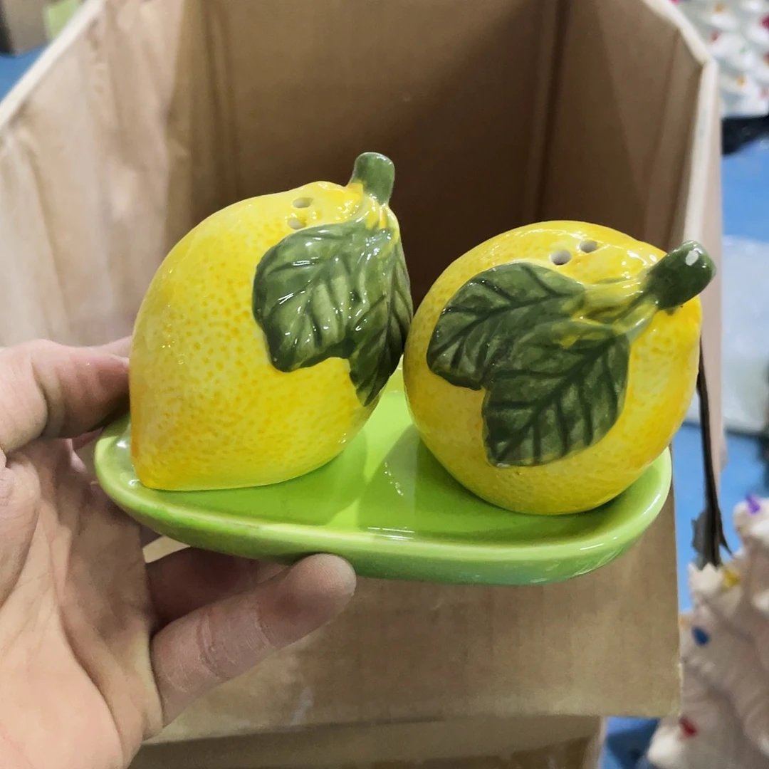 摆件   磕碰。
