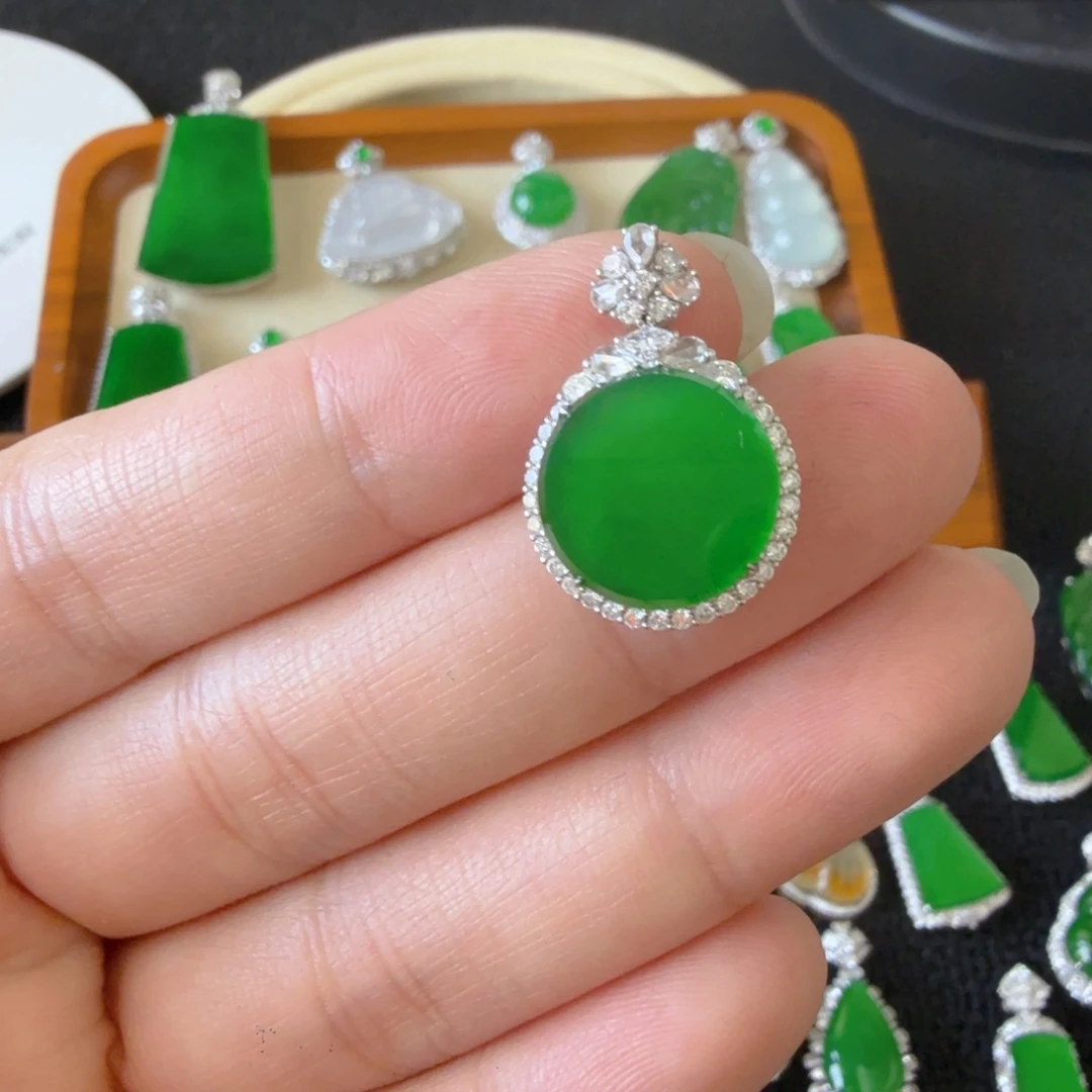 翡翠18K金镶嵌颈饰吊坠