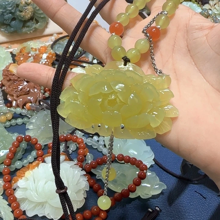 合金蛇纹石玉吊坠