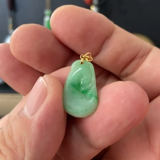 翡翠18K金镶嵌颈饰大扣头