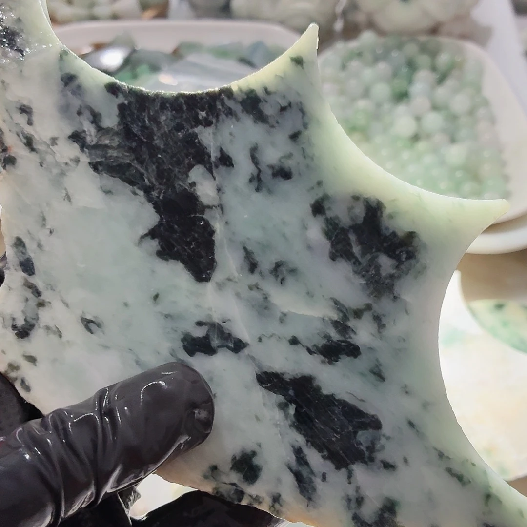 翡翠未镶嵌颈饰边角料