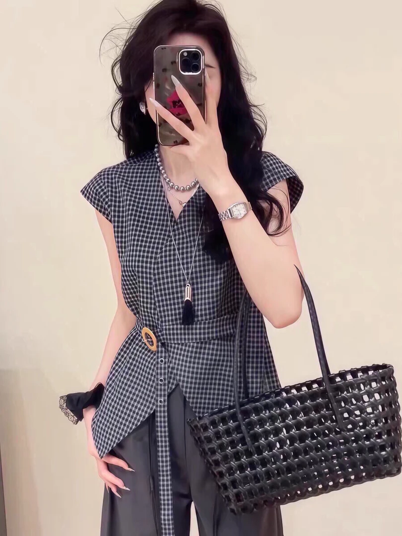 不规则V领收腰系带格子衬衫女2025新款夏季轻奢减龄洋气别致上衣