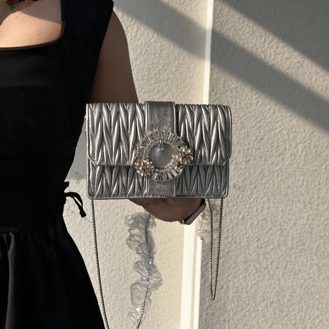 95新 MIU MIU/缪缪 褶皱银色太阳花链条斜挎包