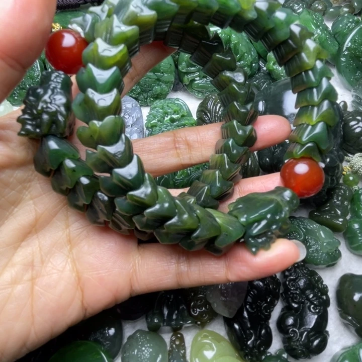 幸***福和田玉未镶嵌颈饰