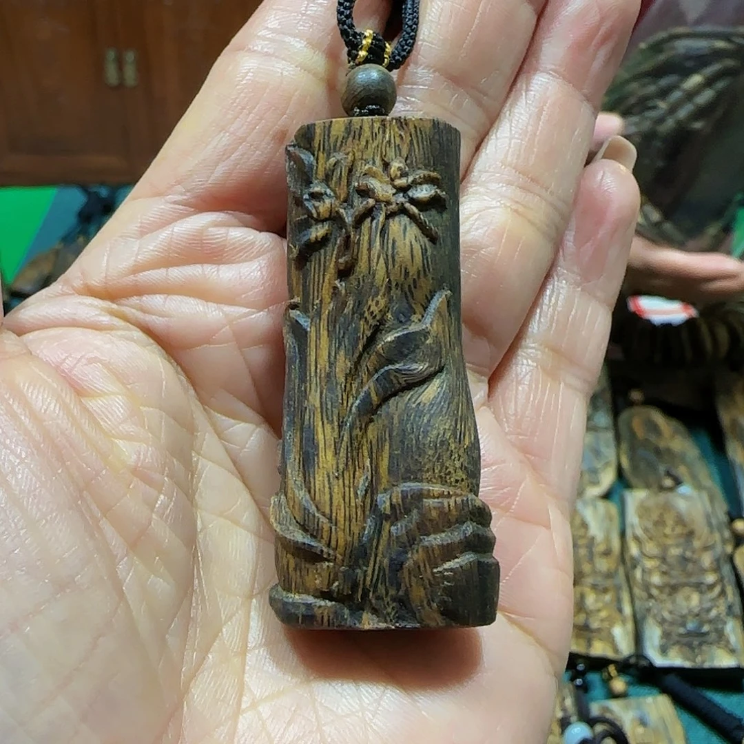 沉香吊坠海南白奇乌身老料雕刻兰花带绳10克