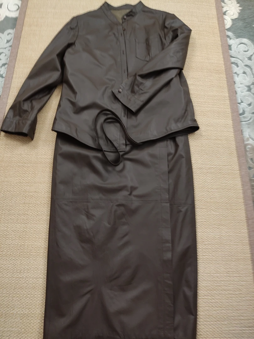 真皮绵羊皮小立领衬衫款上衣配绑带裹裙套装