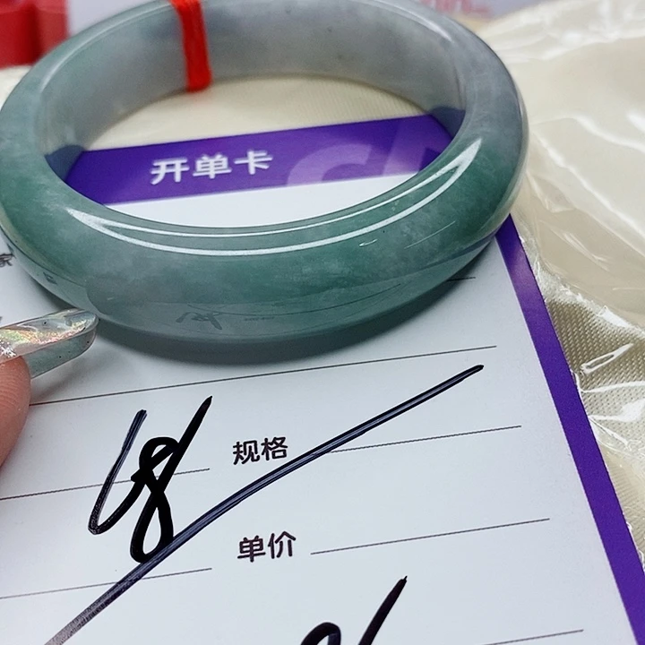 翡翠手镯（圆镯）未镶嵌桃***。