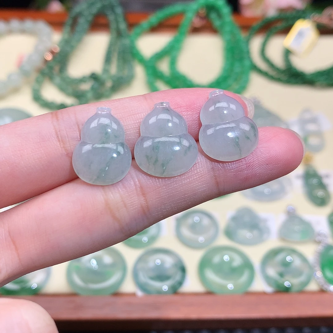 翡翠未镶嵌颈饰葫芦