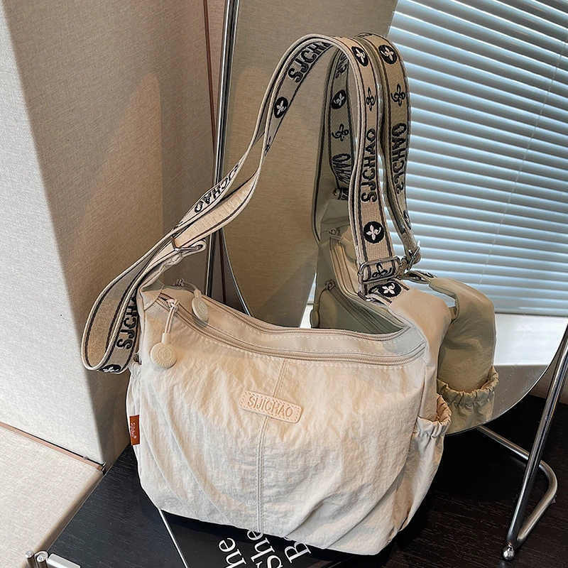 轻便尼龙布斜挎包包女士2025新款休闲运动风单肩包小众设计通勤包