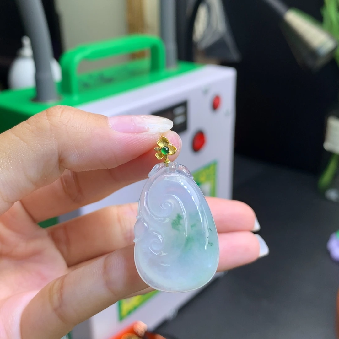 翡翠18K金镶嵌颈饰