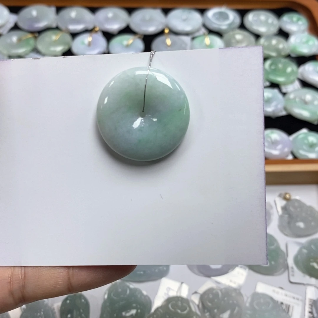 翡翠颈饰未镶嵌平安扣