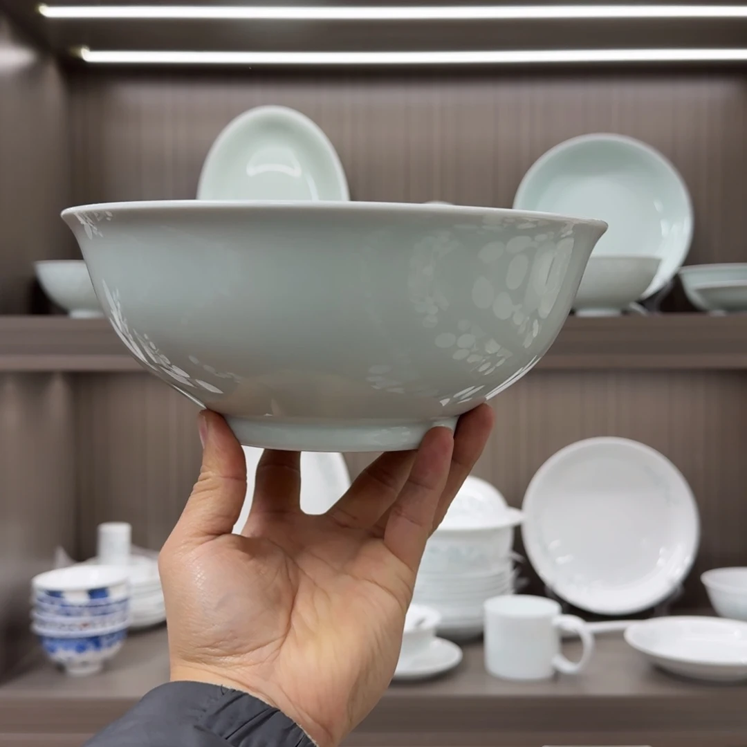 白瓷青色的9英寸汤碗2个。