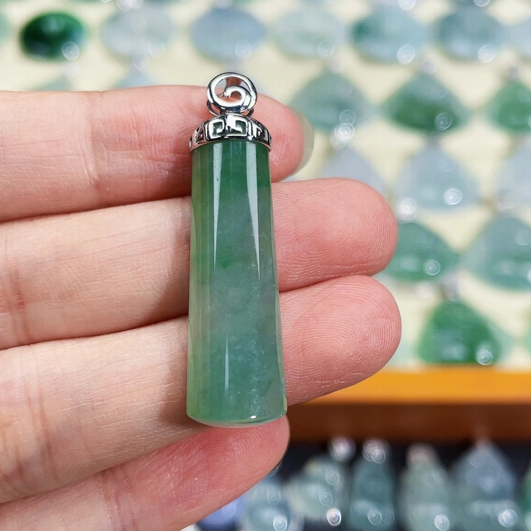 翡翠18K金镶嵌颈饰吊坠