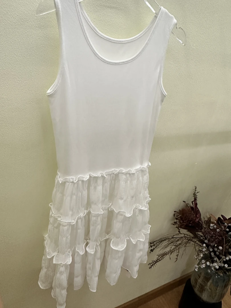 宝藏广广白色无袖连衣裙