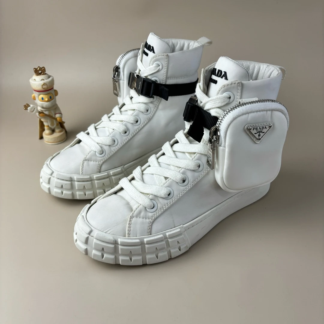 95新 Prada/普拉达  小书包三角标休闲鞋 37码YLP3100