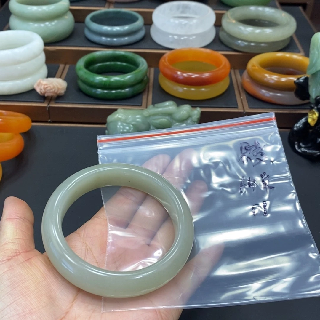 思***梦石英质玉手镯未镶嵌