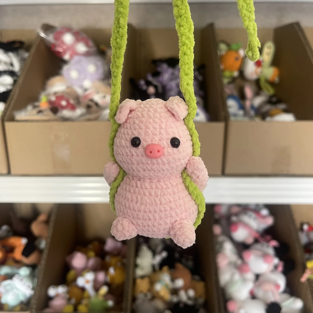 网红荡秋千的猪猪手工钩织玩偶成品现货挂件摆件配饰礼物