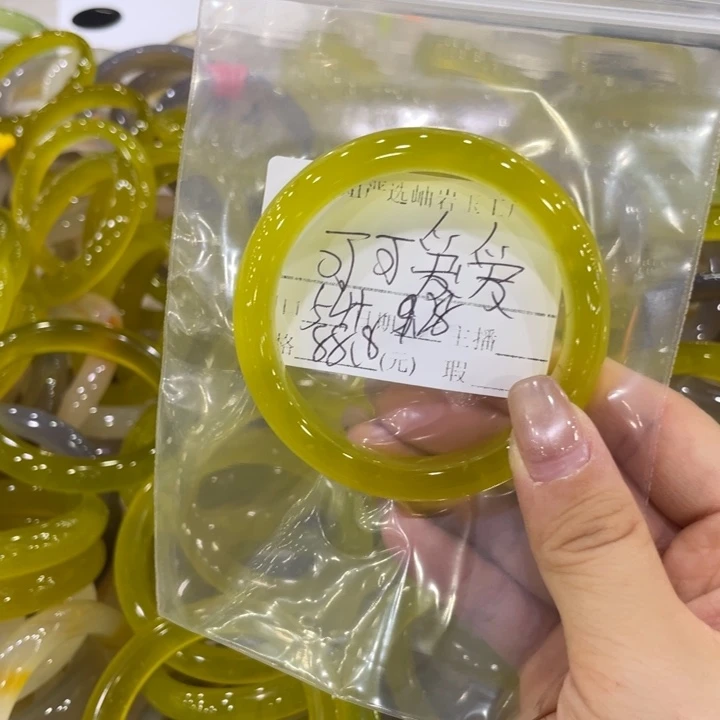 未镶嵌蛇纹石玉手镯可****我