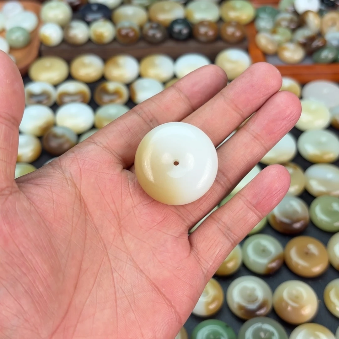 陈***调和田玉未镶嵌颈饰