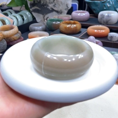 未镶嵌手镯石英质玉