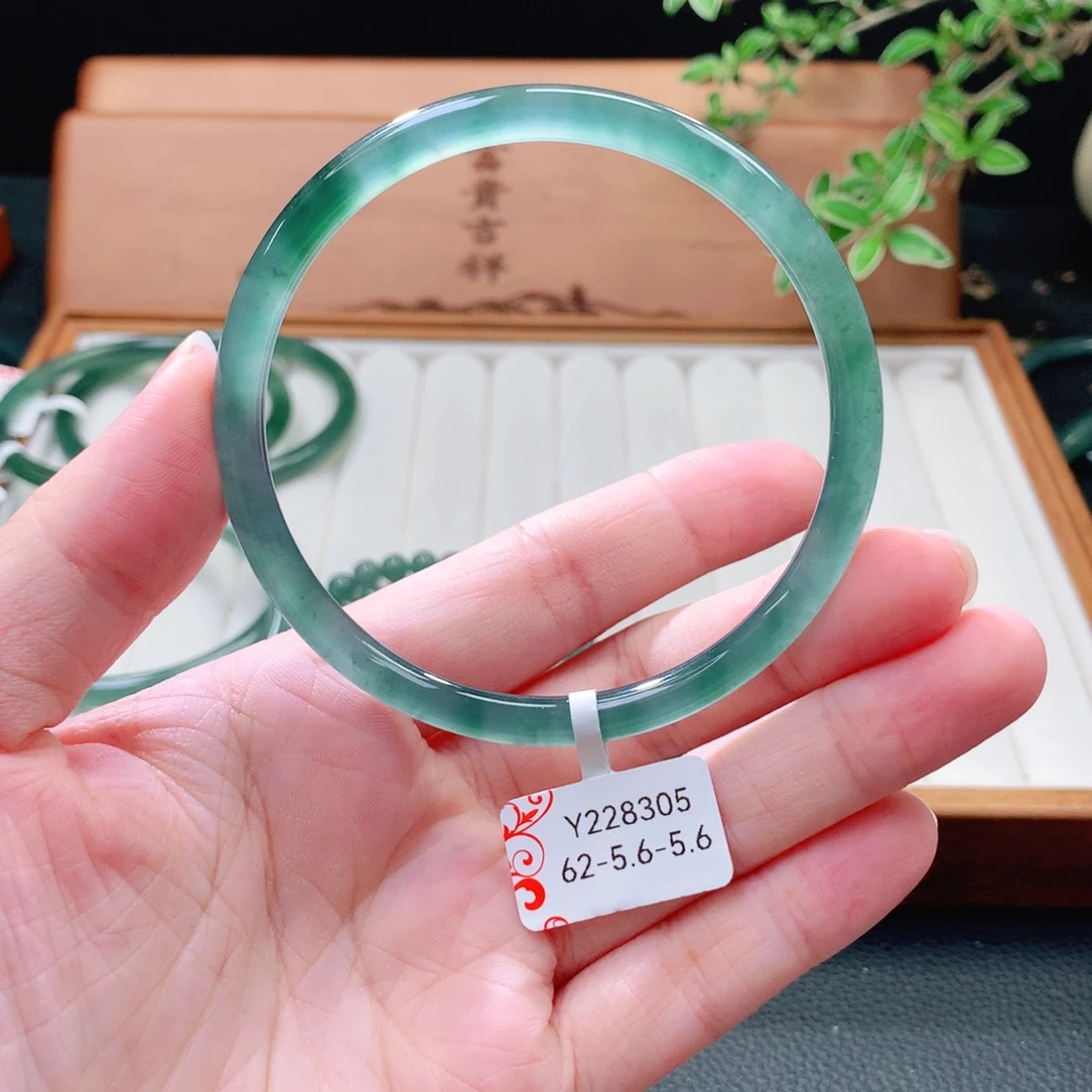 翡翠未镶嵌手镯（圆镯）