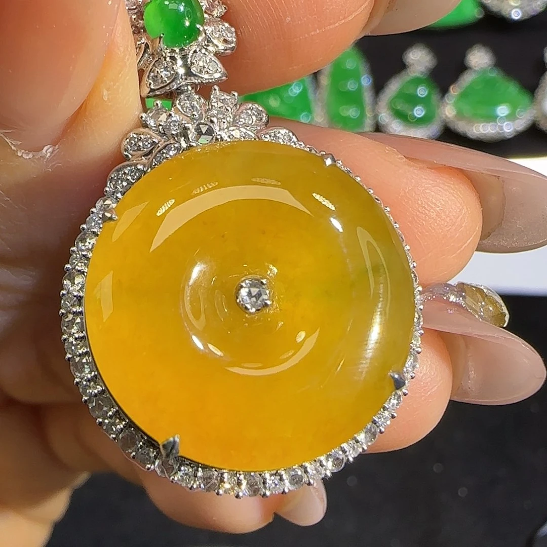 翡翠颈饰18K金镶嵌。