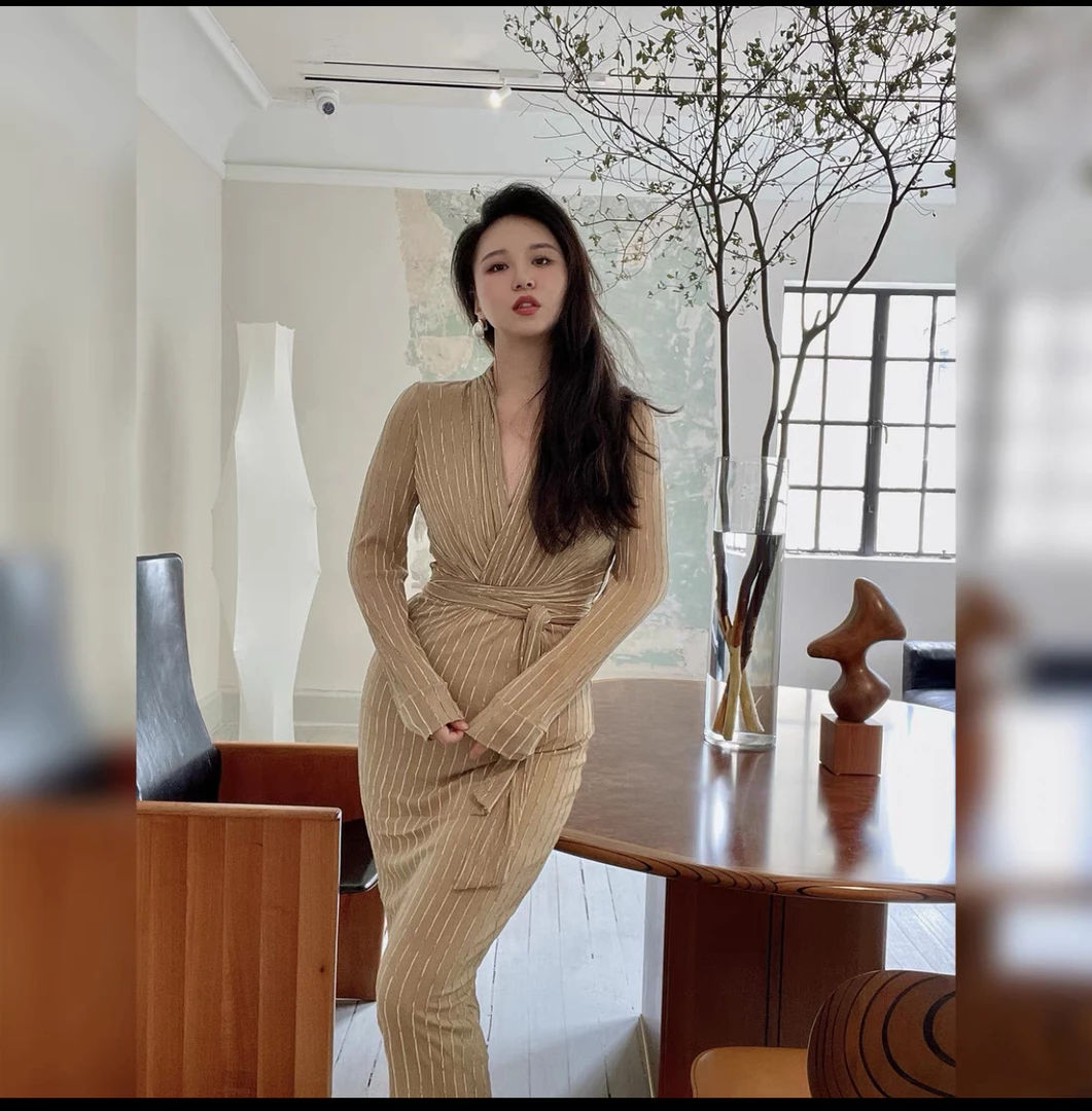 轻奢气质纹理收腰细闪显瘦V领性感秋冬连衣裙复古