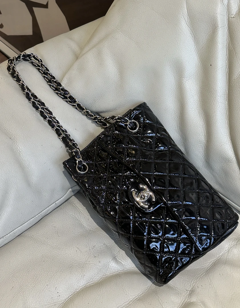 95新 Chanel/香奈儿 HIHI/黑银漆皮倒立CF链条包 12开 二店