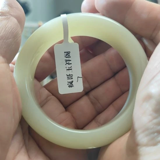 富***足和田玉未镶嵌手镯