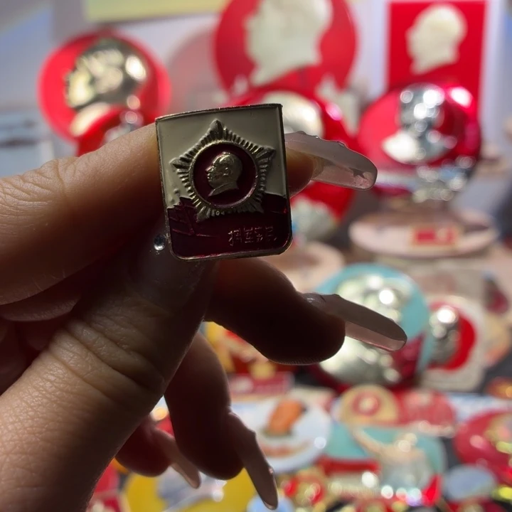 采***言爷爷像章一枚品相如图