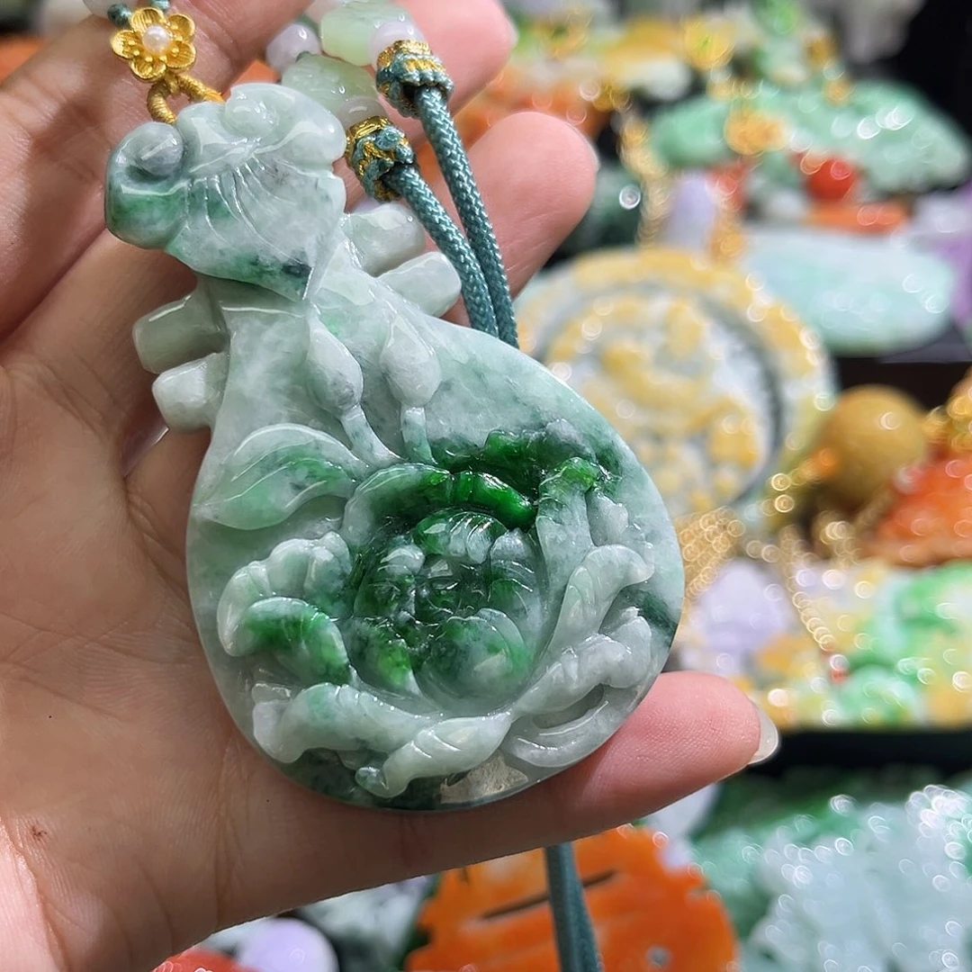 颈饰未镶嵌翡翠待编 织