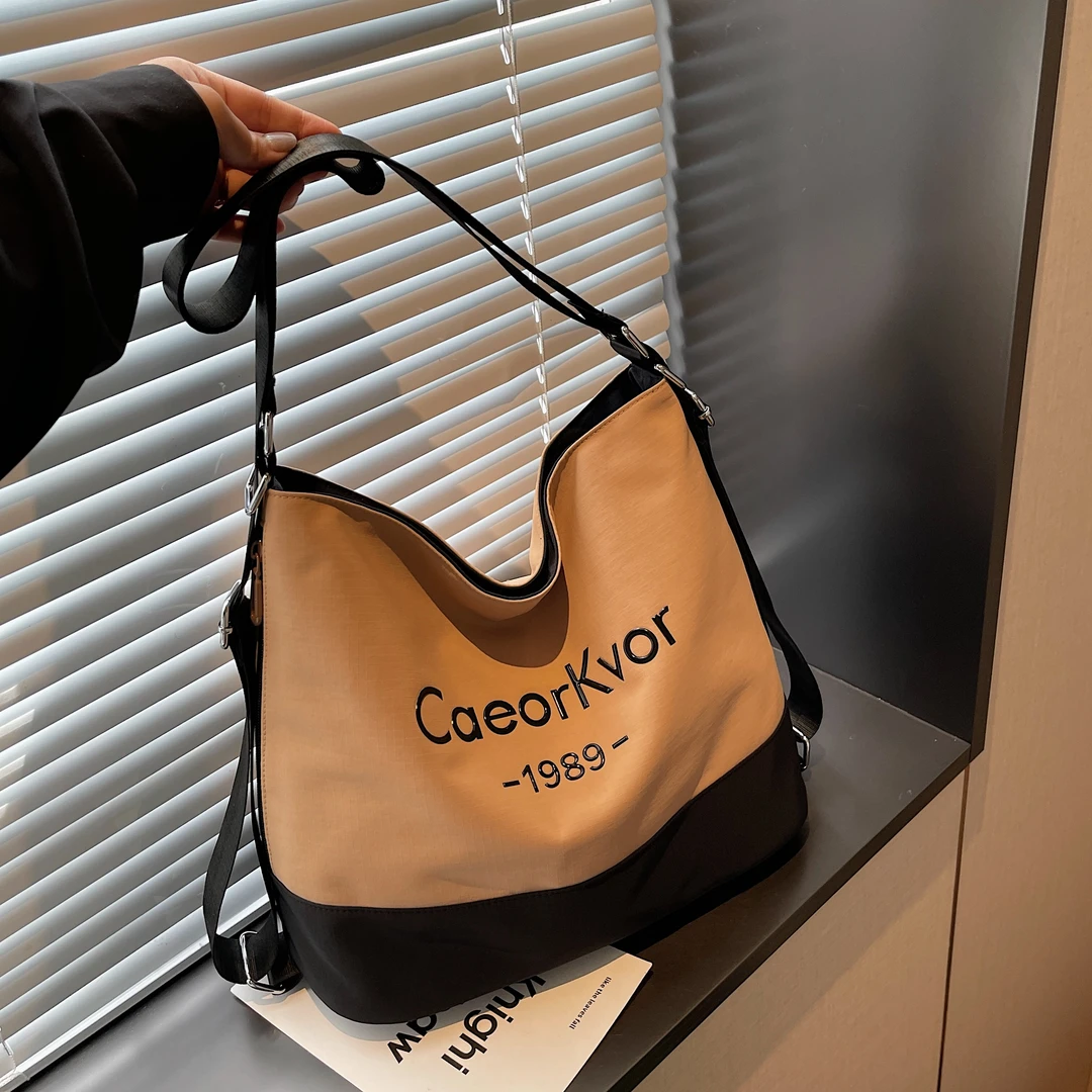 PKIEN2025早秋新款简约风拼接时尚桶包斜挎包多用双肩包大包简约