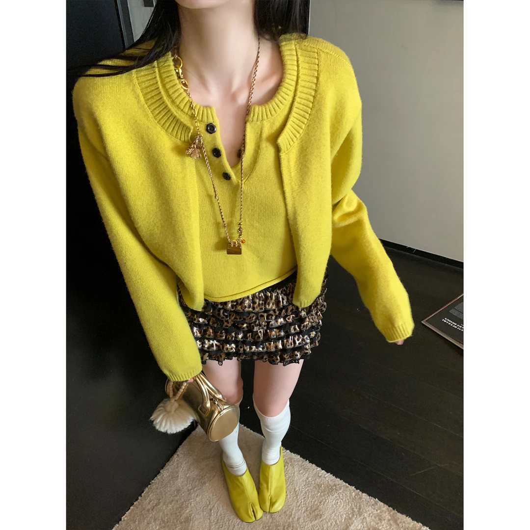 区区欧阳 假两件针织衫春季新款短款慵懒风软糯毛衣圆领长袖上衣