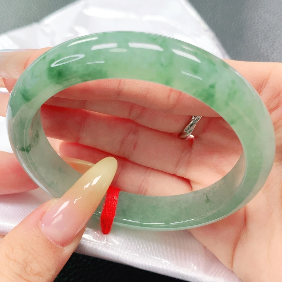 翡翠手镯未镶嵌57。