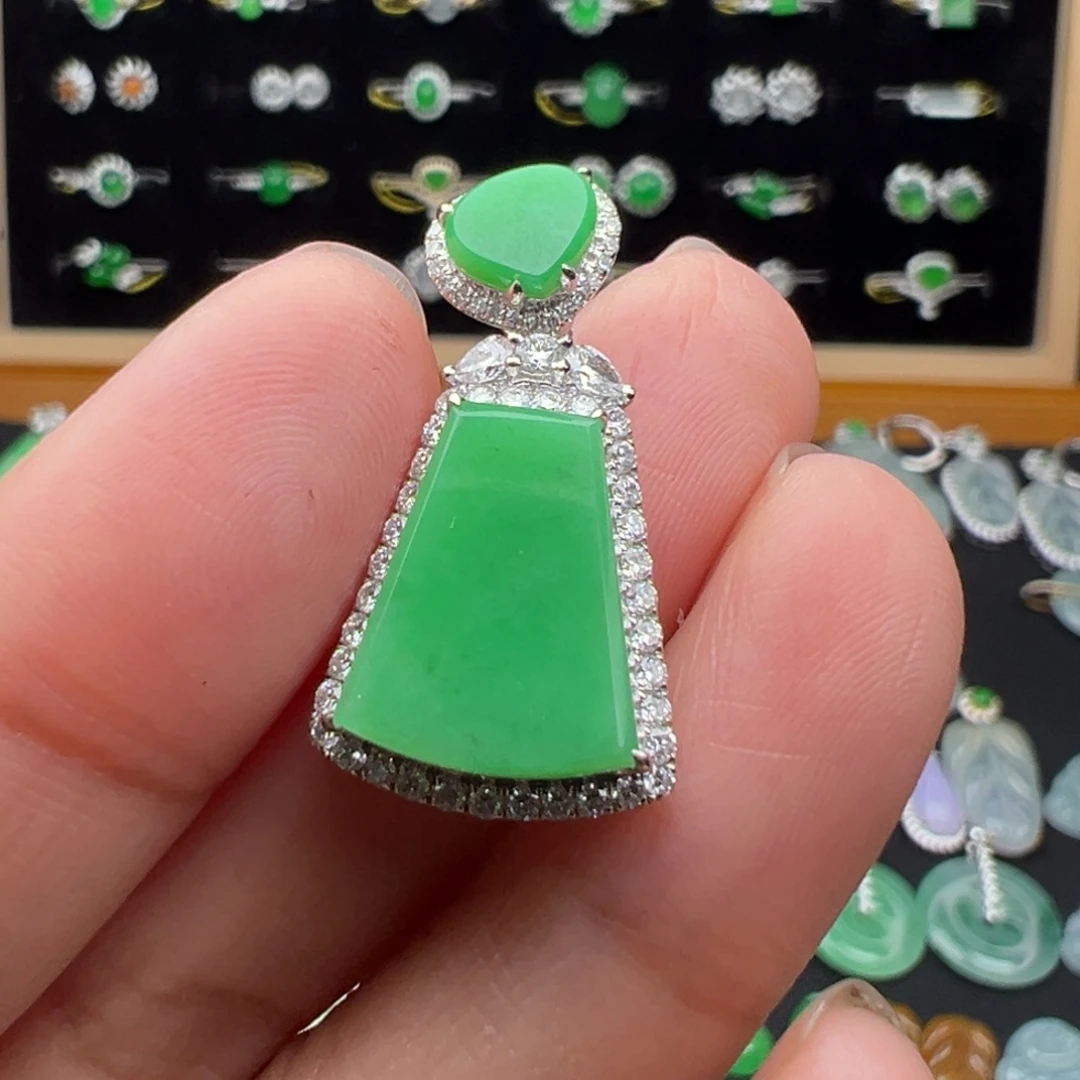 翡翠18K金镶嵌颈饰牌