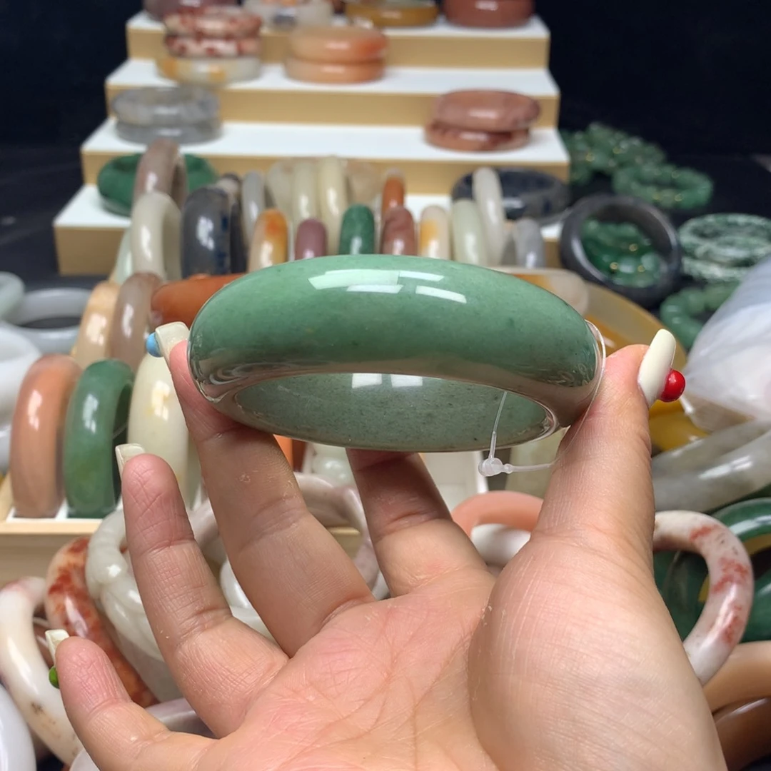 石英质玉未镶嵌手镯比****?