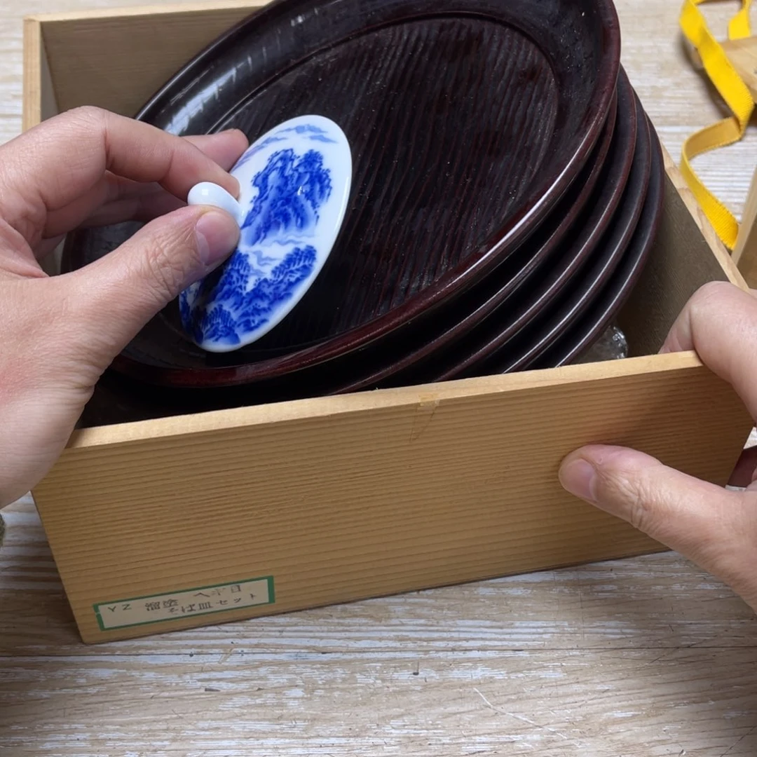 瓷片密密麻麻地排列着一个